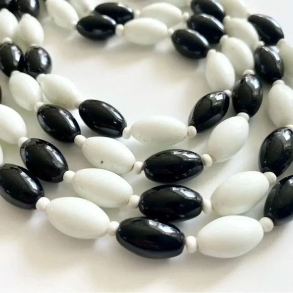 Long Vintage Art Deco Black & White Czech Glass Rope length Necklace. - Picture 5 of 8